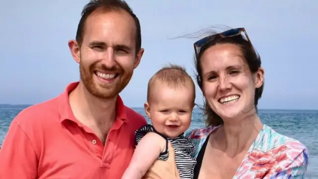 Victoria Rennison, son mari et son enfant. 