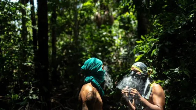 Traficantes de drogas passam o dia em um ponto de venda de drogas nos arredores de Boa Vista, Roraima, Brasil