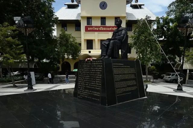 อนุสาวรีย์ผู้ประศาสน์การ ปรีดี พนมยงค์ เปิดเมื่อ 3 ก.ค. 2527 โดยถือเป็นผู้มีฉากชีวิตหลากหลาย จากผู้ร่วมก่อการปฏิวัติสยาม ผู้ร่วมร่างรัฐธรรมนูญฉบับแรก ผู้สำเร็จราชการ ผู้ก่อตั้งขบวนการเสรีไทย 