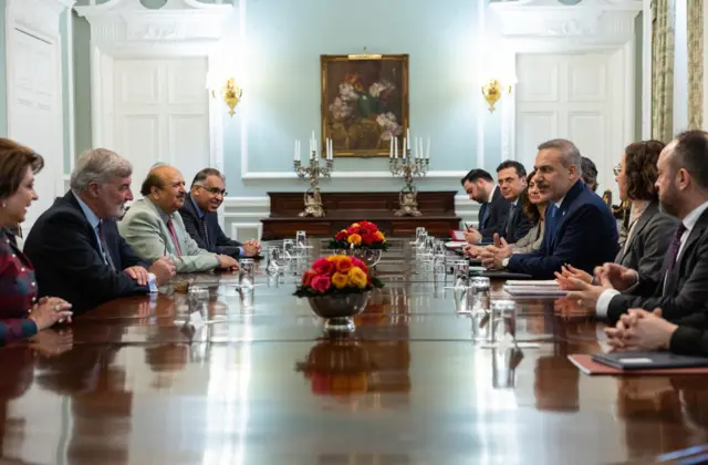 Dışişleri Bakanı Hakan Fidan, Londra ziyareti kapsamında İngiltere Parlamentosu'nda Lordlar Kamarası ve Avam Kamarası üyeleriyle bir araya geldi.