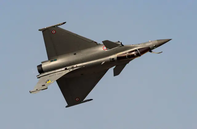 یک هواپیمای جنگی در آسمان سبز در حال پرواز است