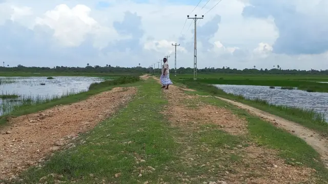 ගම්මානය වෙත පිවිසීමට ඇත්තේ කලකින් ප්‍රතිසංස්කරණය නොකළ අබලන් මාර්ගයක් ඔස්සේය.