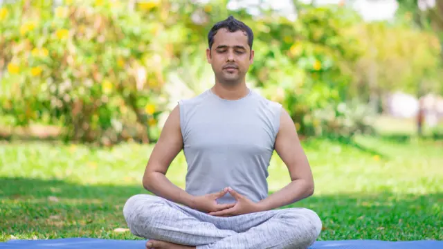 योगा करताना एक तरुण 