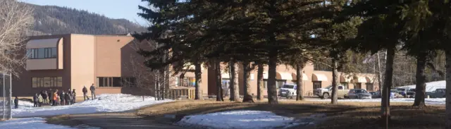 Мактабдаги отишма ортидан олинган сурат