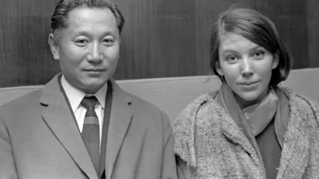 చోగ్యాల్తో హోప్ కుక్