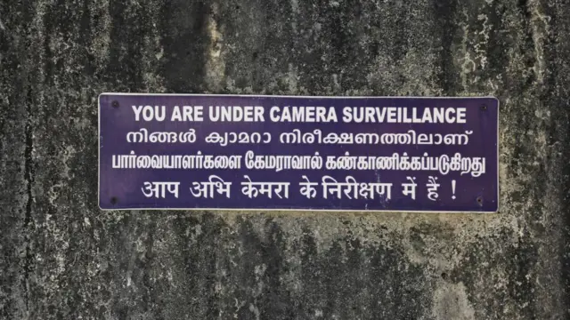 ၂၀၂၀ ဖေဖော်ဝါရီ ၁၂ ရက်က ရိုက်ကူးခဲ့တဲ့ တမီးနာဒူမှာ စီစီတီဗီကင်မရာတွေရဲ့ စောင့်ကြည့်မှုအောက်မှာရှိတယ်ဆိုတဲ့ သတိပေးချက်ဆိုင်းဘုတ် - အိန္ဒိယတဝှမ်းမှာ ဒီလိုဆိုင်းဘုတ်တွေရှိပါတယ်