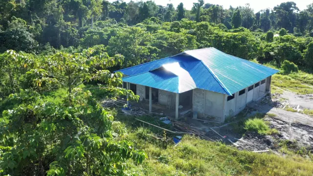 Pembangunan dapur MBG di Kampung Burmeso, Mamberamo Raya, belum juga selesai sejak dikerjakan Januari 2025. Anggaran untuk pembangunan dapur ini diperkirakan mencapai Rp3,5 miliar.