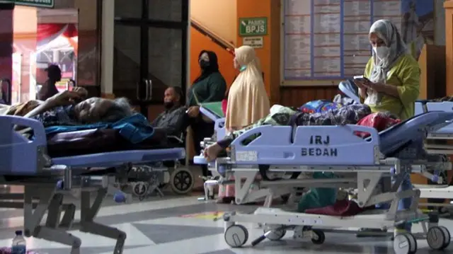 Sejumlah pasien menunggu untuk mendapat layanan kesehatan di koridor Rumah Sakit Saiful Anwar (RSSA), Malang, Jawa Timur, Senin (7/8/2023). 