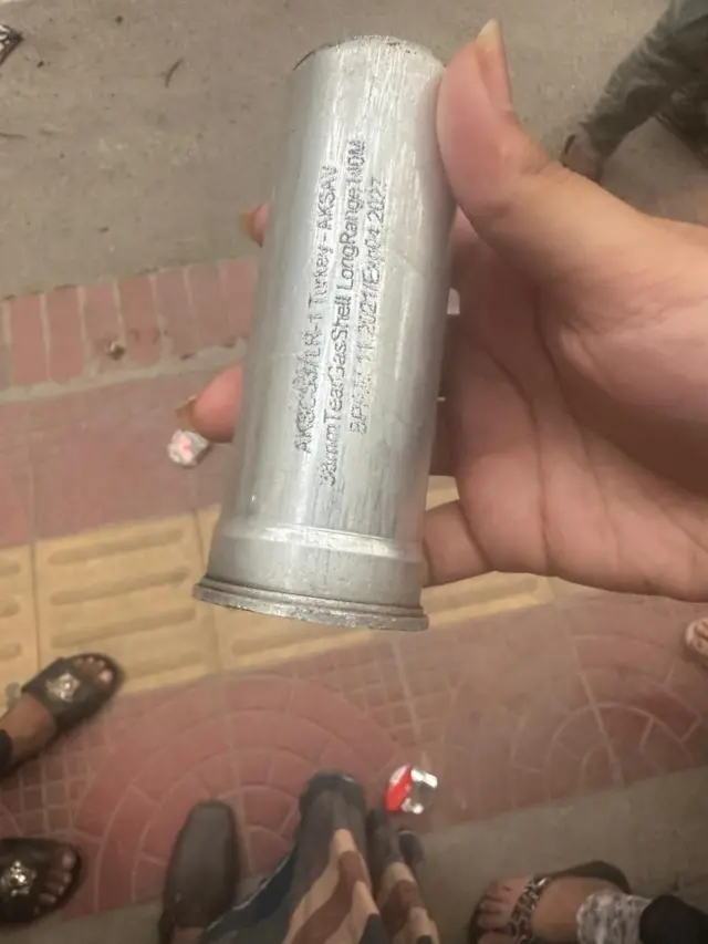 গ্যারেজের অস্থায়ী চিকিৎসাকেন্দ্র লক্ষ্য করে ছোঁড়া টিয়ারশেলের খোলস