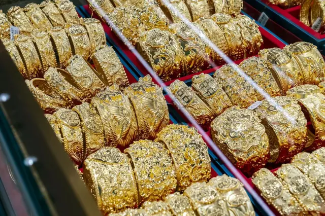 ရွှေဆိုင်တစ်ခုမှာ ခင်းကျင်းပြသထားတဲ့ ရွှေလက်ကောက်တွေ 