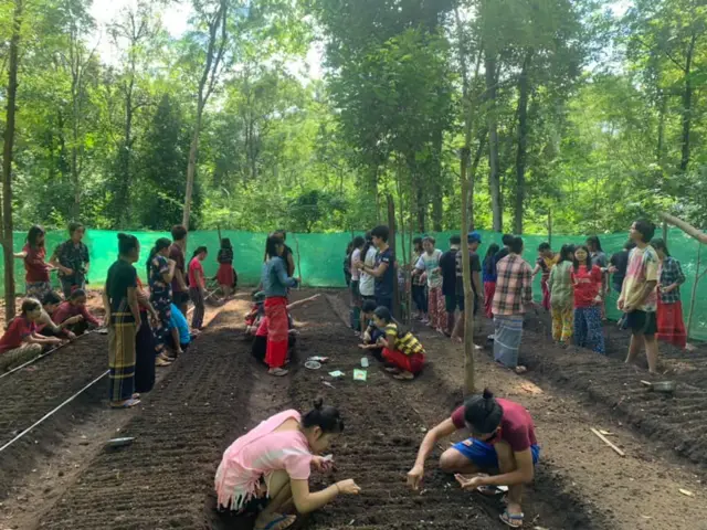 သစ်ပင်စိုက်ပျိုးနည်းတွေ သင်ပေးနေတဲ့ ကရင်နီပြည်နယ်က နွေဦးဂုရုလေးများစာသင်ကျောင်း