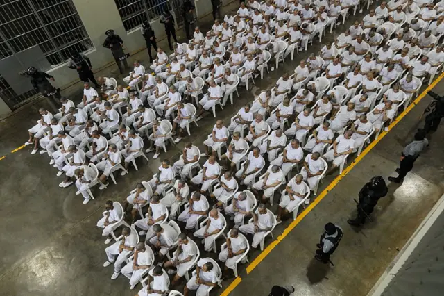 Presuntos pandilleros en una audiencia virtual durante un juicio masivo contra miembros de la pandilla 'Mara Salvatrucha' (MS-13), celebrado en el Centro de Confinamiento por Terrorismo (CECOT), en el municipio de Tecoluca, San Vicente, El Salvador, el 23 de abril de 2026.