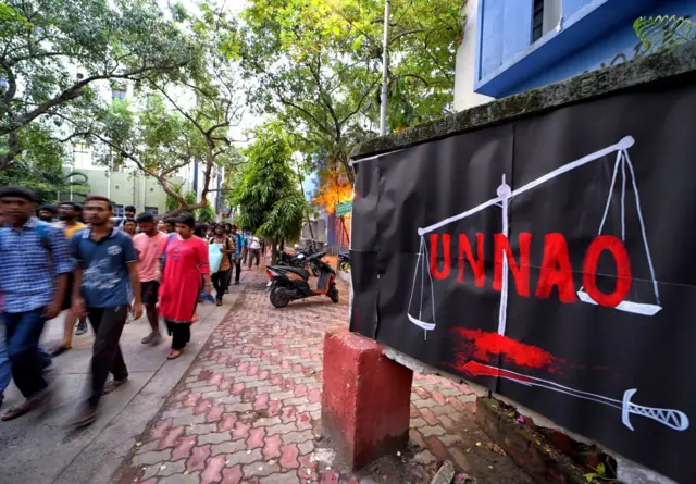 दिल्ली में उन्नाव रेप केस के दोषी कुलदीप सिंह सेंगर के ख़िलाफ़ कार्रवाई की मांग करते प्रदर्शनकारी (फ़ाइल फ़ोटो)