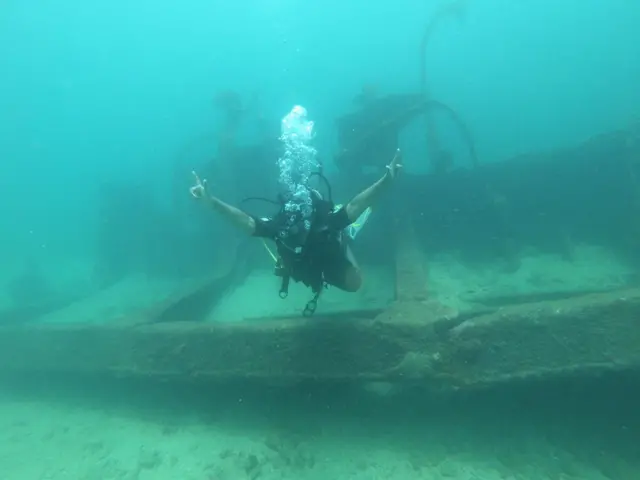 එක වතාවක් මම මඩොල්සිම තියෙන ශ්රී ලංකාවේ සූර්යාලෝකය අඩුවෙන්ම ලැබෙන ගමක් වන කඳු වලින් වටවූ කොහොනාව කියන ගමට සංචාරයක් සඳහා ගියා. ටික දුරක් පයින් යන්න තියෙන නිසා මම යද්දි ටිකක් රෑ වුණා. ගමන අතර මඟ මට එක වයසක පුද්ගලයෙක් හමුවුණා.