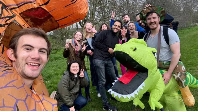 大衛·格拉頓的非營利組織在倫敦為35歲以下的年輕人組織公園漫步和其他活動。