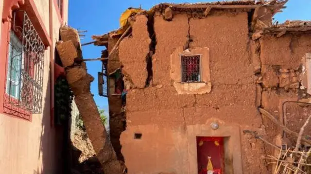 বহু পুরনো ভবন এখন ঝুঁকিপূর্ণ অবস্থায় রয়েছে