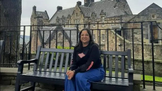 मी इथे फिरताना माणसांचीच इतकी गर्दी ती की त्यात भुतं कदाचित हरवून गेली असतील