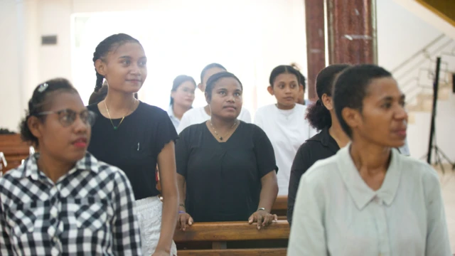 Peserta sosialisasi kesehatan dan kebersihan menstruasi di GKI Zoar Abeale, Sentani, Papua didominasi anak-anak muda.