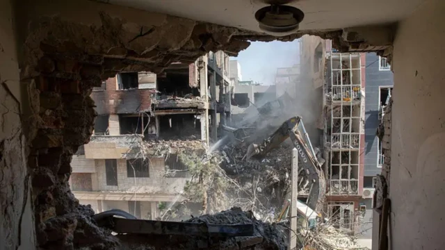 نمایی از اتاق نشیمن خانهای در تهران، ایران که در جریان حمله ۱۳ ژوئن ۲۰۲۵ اسرائیل ویران شد