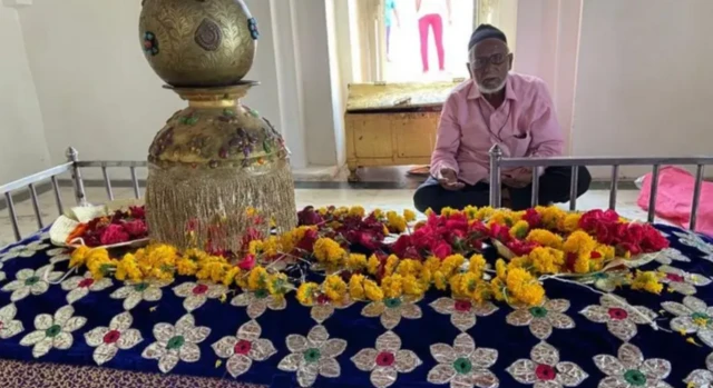 ஒளரங்கசீப்பின் கல்லறை அருகே உள்ள சூஃபி துறவி ஜைனுதீன் ஷிராஜியின் சமாதி 