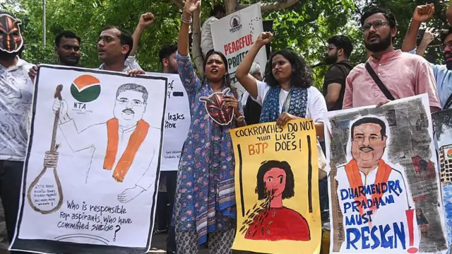 कॉकरोच जनता पार्टी ने बीते सप्ताह अपना पहला प्रदर्शन करते हुए केंद्रीय शिक्षा मंत्री का इस्तीफा मांगा था. यही मांग इंडिया गठबंधन ने भी उठाई है. (फाइल फोटो)