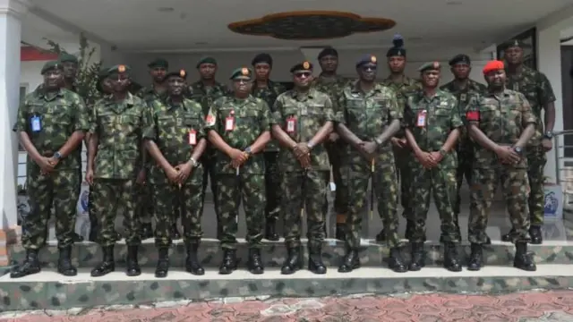 Ikọ Ologun Naijiria kan ree ninu aṣọ ogun. Wọn to ni ila meji ninu fọto yii.