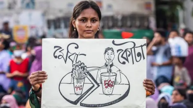 প্ল্যাকার্ড হাতে এক আন্দোলনকারী