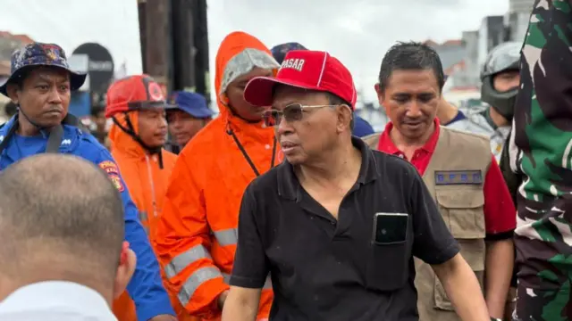 Gubernur Bali, Wayan Koster, meninjau lokasi banjir di Denpasar, pada Rabu (10/09).