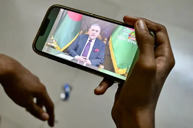 প্রধান নির্বাচন কমিশনারের তফসিল ঘোষণার লাইভ দেখছেন এক নাগরিক