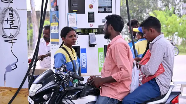 మహిళలు నడిపే పెట్రోల్ బంకు