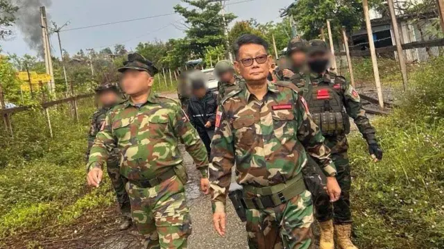 ပင်လည်ဘူးမြို့သိမ်းပြီးတဲ့နောက် လိုက်လံကြည့်ရှုနေတဲ့ NUG MOD ဝန်ကြီး ဦးရည်မွန် (ညာ) နဲ့ KIA အရာရှိကြီးတစ်ဦး 