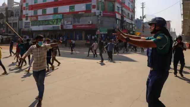 পোশাক শ্রমিকদের বিক্ষোভে পুলিশ