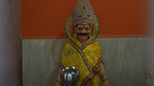 उत्तर प्रदेश के ग्रेटर नोएडा के बिसरख गांव के लोग दशहरा नहीं मनाते. इस गांव में रावण का मंदिर भी है. यहां के लोग रावण को अपना पूर्वज मानते हैं.