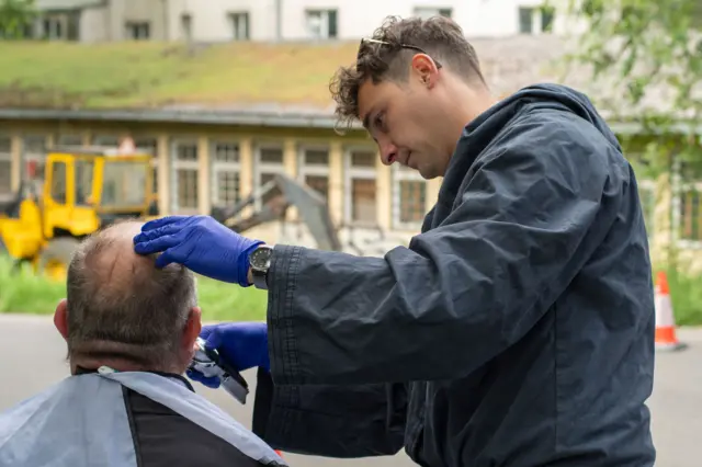 Šišanje jednog korisnika organizacije ADRA pokraj Drumodoma