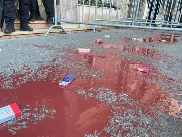 Crvena farba i bačene kutije lekova ispred Skupštine Beograda