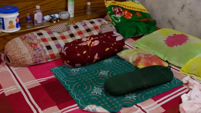 হামে নয় মাস বয়সী শিশু জান্নাতুনের মৃত্যু ঘটেছে। তবে বাসায় তার বিছানা-বালিশ যত্ন করে সাজিয়ে রেখেছেন তার মা 
