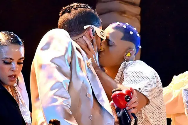 Bad Bunny beijando um dos seus bailarinos durante a entrega dos prêmios da MTV em 2022