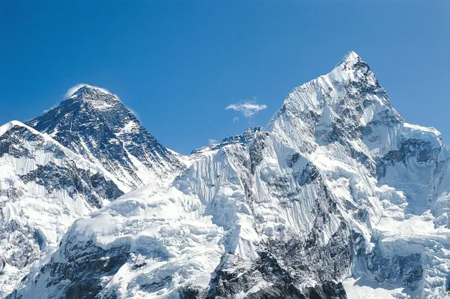 ৮৮৪৬ মিটার উচ্চতায় পৃথিবীর সর্বোচ্চ পর্বতশৃঙ্গ হিমালয় পর্বতমালার এভারেস্ট (ডানে) - বামে নুপৎসে (৭৮৪১ মিটার)