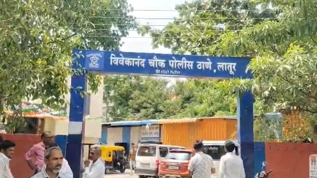 बैल गावी घेऊन जात असताना शेतकऱ्याची 'गोरक्षकां'कडून अडवणूक