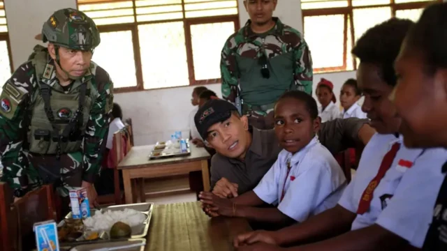 Prabowo Subianto memperluas peran TNI di ranah sipil di awal masa pemerintahannya.