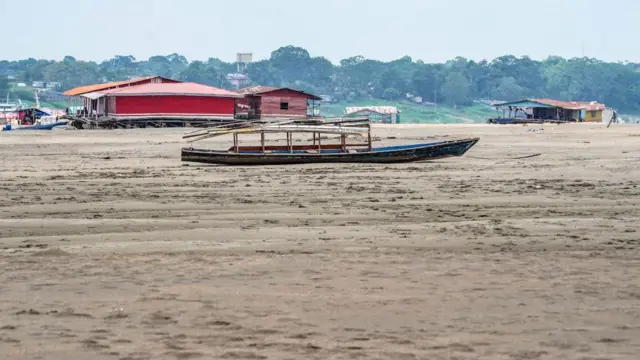 Bote varado por los bajos niveles de agua en el Amazonas cerca de la ciudad de Leticia en Colombia en 2024. 