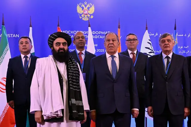 متقي مسکو کې د غونډې پر مهال چې د روسیې د بهرنیو چارو وزیر یې خواته ولاړ دی.