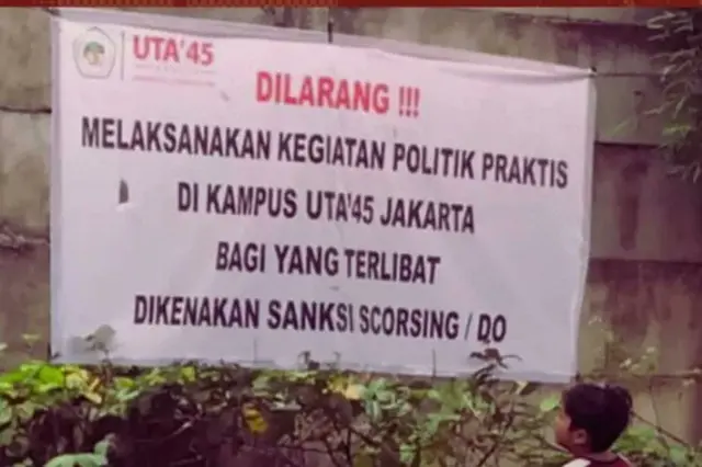 Spanduk besar yang dipasang di area kantin