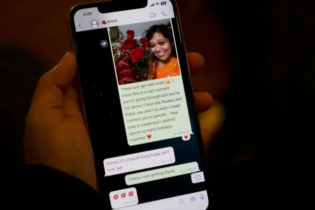 Un celular donde se ve una conversación entre una mujer y un estafador.