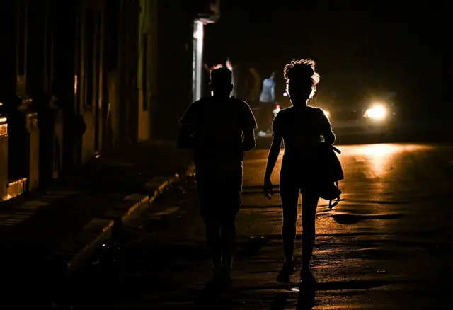 Dos personas a oscuras