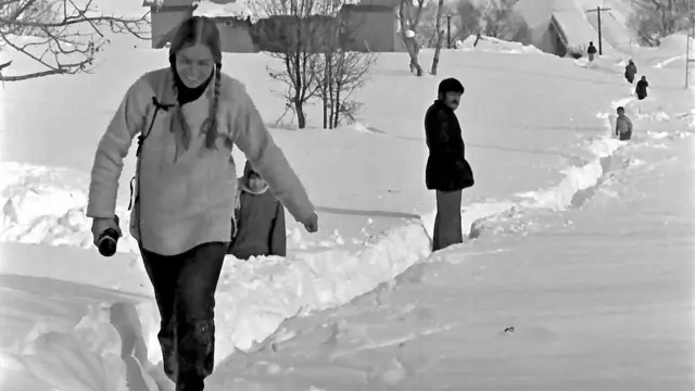 Helena Holopainen, karlar altındaki Pülümür'de yürüyor. 