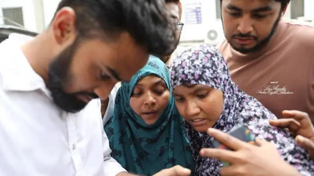 নিখোঁজ সন্তানের ছবি নিয়ে হাসপাতালে হাসপাতালে ঘুরেছেন অনেক স্বজন