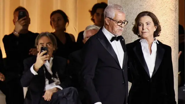 2025年9月28日，阿瑪尼集團男裝造型總監利奧·戴爾奧科（Leo Dell'Orco）和已故時裝設計師喬治·阿瑪尼的侄女西爾瓦娜·阿瑪尼（Silvana Armani）亮相意大利米蘭時裝週喬治·阿瑪尼2026春夏系列秀。