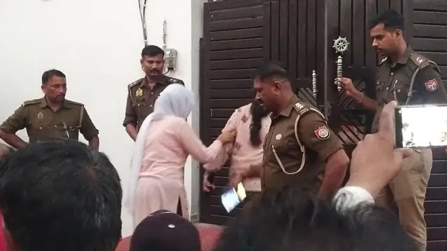  स्थानीय लोगों ने मानवेंद्र सिंह के घर से तेज दुर्गंध आने की शिकायत की, तो पुलिस पहुंची और शव मिला