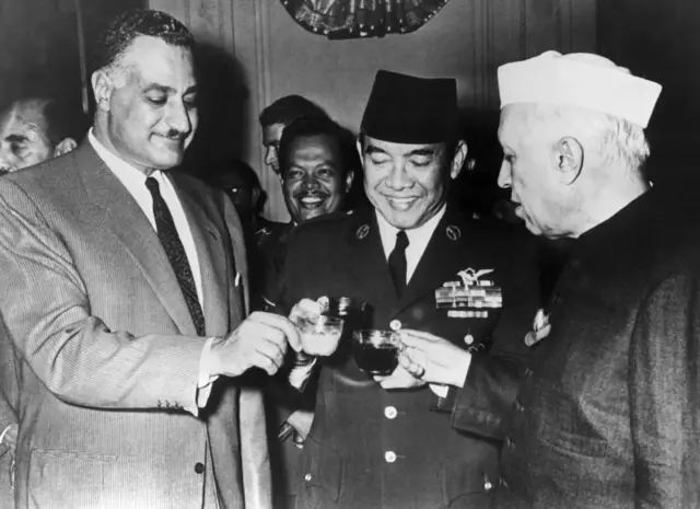 Presiden Soekarno (tengah) bersama Perdana Menteri India Jawaharlal Nehru (kanan) dan Presiden Mesir Gamal Abdel Nasser di New York pada 4 Oktober 1960.
